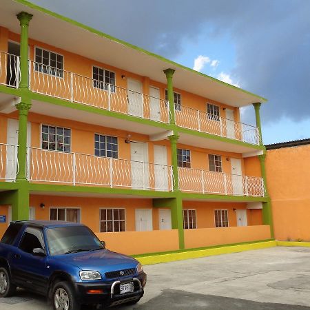 Tropical Manor Inn Half-Way-Tree Kingston Exterior foto