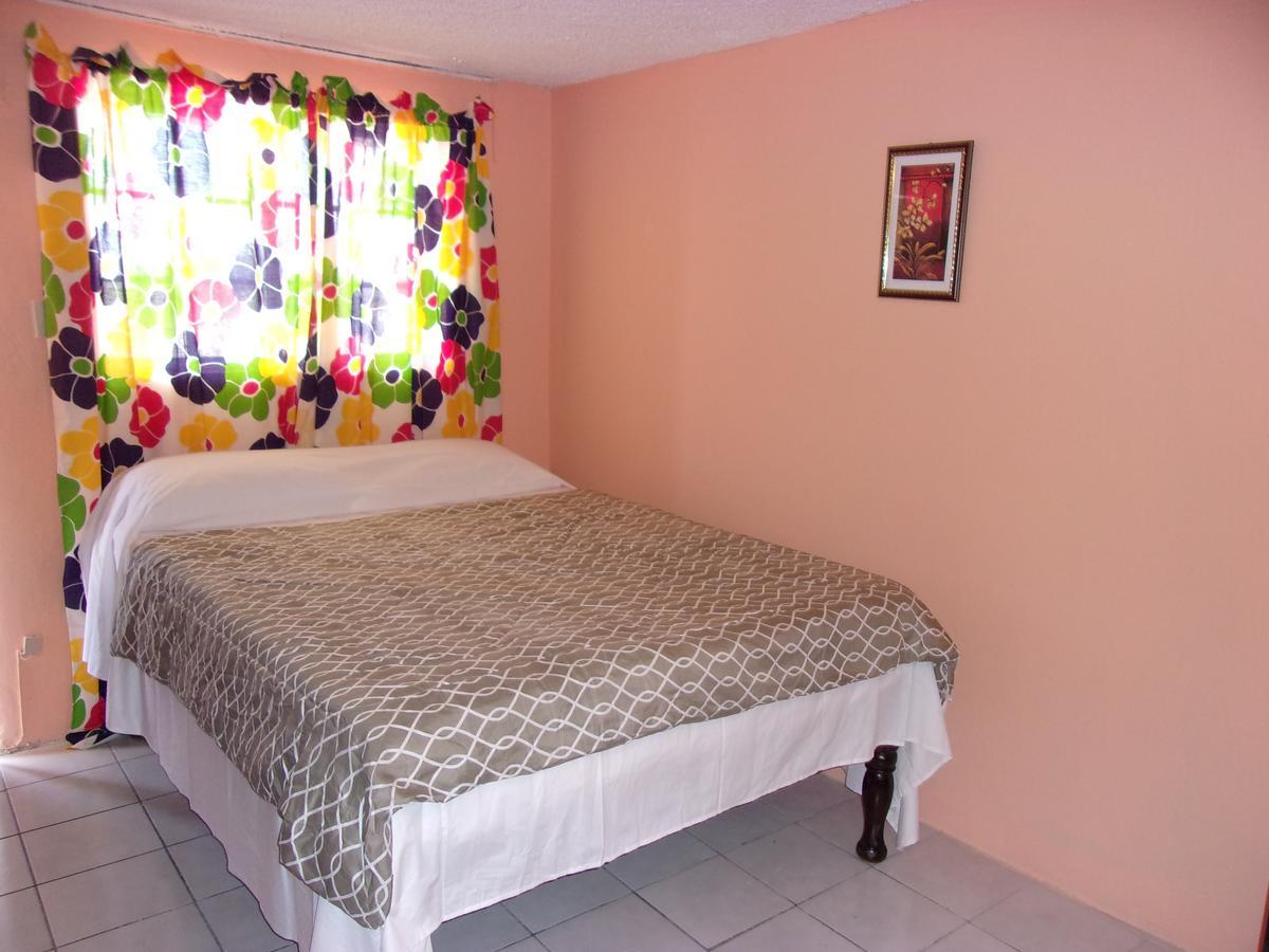 Tropical Manor Inn Half-Way-Tree Kingston Exterior foto